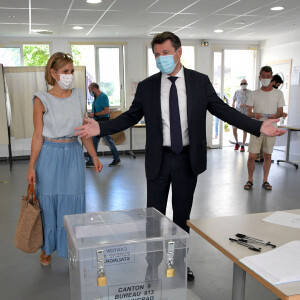 Christian Estrosi, le maire de Nice, et sa femme Laura Tenoudji Estrosi ont voté à Nice le 27 juin 2021 au collège Port Lympia, pour le second tour des élections régionales et départementales. © Bruno Bebert / Bestimage