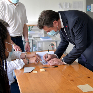 Christian Estrosi, le maire de Nice, et sa femme Laura Tenoudji Estrosi ont voté à Nice le 27 juin 2021 au collège Port Lympia, pour le second tour des élections régionales et départementales. © Bruno Bebert / Bestimage