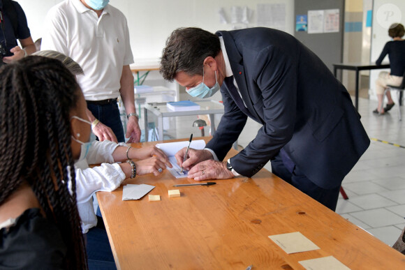 Christian Estrosi, le maire de Nice, et sa femme Laura Tenoudji Estrosi ont voté à Nice le 27 juin 2021 au collège Port Lympia, pour le second tour des élections régionales et départementales. © Bruno Bebert / Bestimage