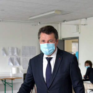 Christian Estrosi, le maire de Nice, et sa femme Laura Tenoudji Estrosi ont voté à Nice le 27 juin 2021 au collège Port Lympia, pour le second tour des élections régionales et départementales. © Bruno Bebert / Bestimage