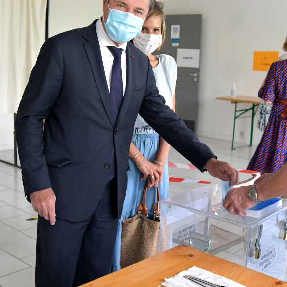 Christian Estrosi, le maire de Nice, et sa femme Laura Tenoudji Estrosi ont voté à Nice le 27 juin 2021 au collège Port Lympia, pour le second tour des élections régionales et départementales. © Bruno Bebert / Bestimage