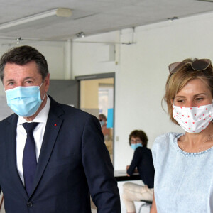 Christian Estrosi, le maire de Nice, et sa femme Laura Tenoudji Estrosi ont voté à Nice le 27 juin 2021 au collège Port Lympia, pour le second tour des élections régionales et départementales. © Bruno Bebert / Bestimage