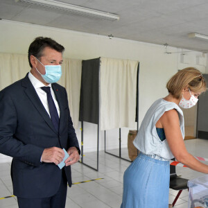 Christian Estrosi, le maire de Nice, et sa femme Laura Tenoudji Estrosi ont voté à Nice le 27 juin 2021 au collège Port Lympia, pour le second tour des élections régionales et départementales. © Bruno Bebert / Bestimage