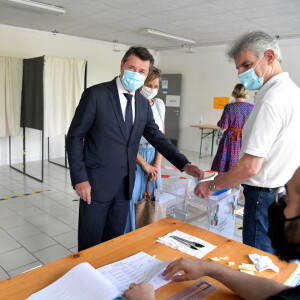 Christian Estrosi, le maire de Nice, et sa femme Laura Tenoudji Estrosi ont voté à Nice le 27 juin 2021 au collège Port Lympia, pour le second tour des élections régionales et départementales. © Bruno Bebert / Bestimage