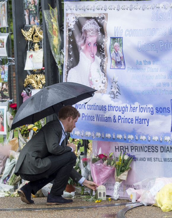 Le prince Harry lors de la visite du Sunken Garden dédié à la mémoire de Lady Diana à Londres le 30 août 2017.