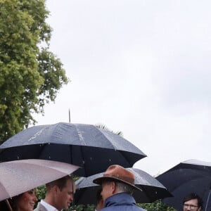 Catherine Kate Middleton,duchesse de Cambridge et Le prince William, duc de Cambridge lors d'une promenade dans les jardins du palais de Kensington pour saluer la mémoire de Lady Diana à Londres le 30 août 2017.