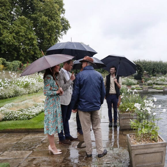 Catherine Kate Middleton,duchesse de Cambridge et Le prince William, duc de Cambridge lors d'une promenade dans les jardins du palais de Kensington pour saluer la mémoire de Lady Diana à Londres le 30 août 2017.