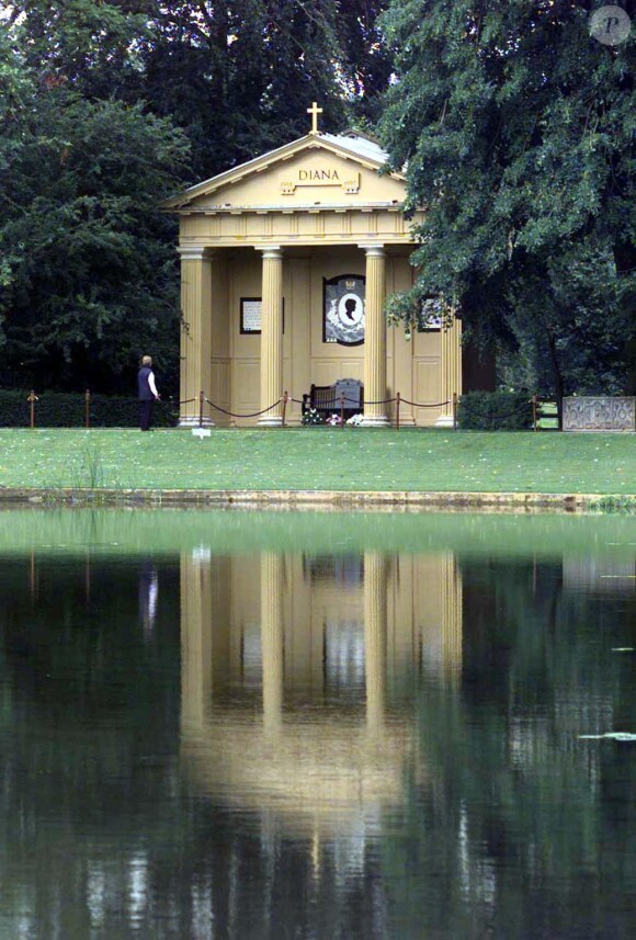 La tombe de la princesse Diana au domaine d'Althorp dans le Northamptonshire. A l'occasion de son 56ème anniversaire, un service religieux devait avoir lieu en présence de la famille, en toute intimité. Le 1er juillet 2017