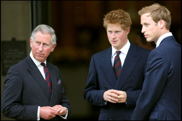 Le prince Charles et ses fils, le prince William et le prince Harry, lors du 10e anniversaire de la mort de Diana à Londres, en 2007.