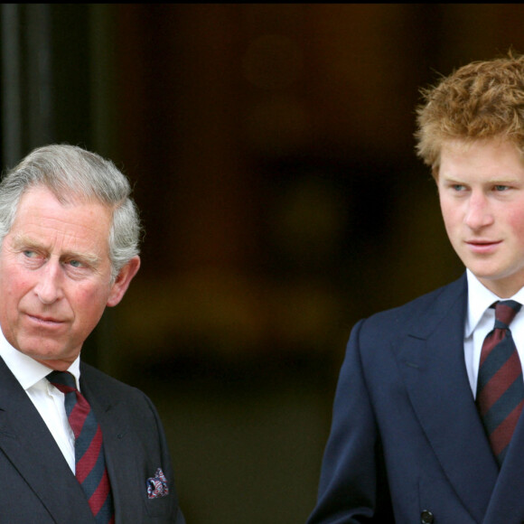 Le prince Charles et ses fils, le prince William et le prince Harry, lors du 10e anniversaire de la mort de Diana à Londres, en 2007.