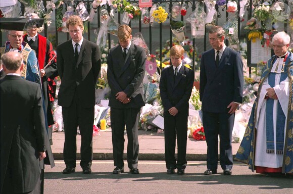 Earl Spencer, le prince William, le prince Harry et le prince Charles lors des obsèques de Diana à Londres, en septembre 1997.