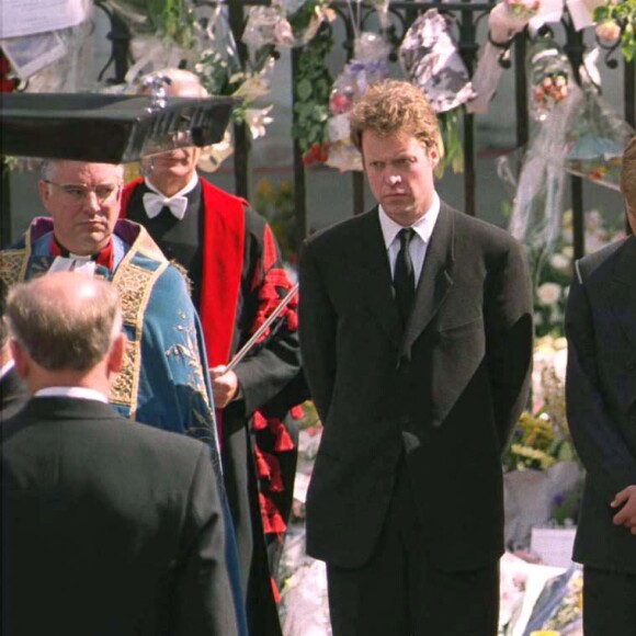 Earl Spencer, le prince William, le prince Harry et le prince Charles lors des obsèques de Diana à Londres, en septembre 1997.