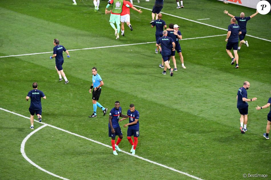 Marcus Thuram et Kylian Mbappé à l'issue de la séance de tirs au but lors du 8e de finale de l'Euro 2020 opposant la France à la Suisse au stade Arena Nationala. Bucarest, le 28 juin 2021. © Anthony Bibard / FEP/Panoramic / Bestimage