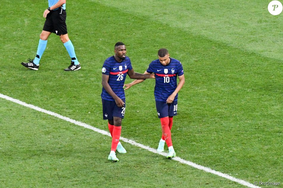 Marcus Thuram et Kylian Mbappé à l'issue de la séance de tirs au but lors du 8e de finale de l'Euro 2020 opposant la France à la Suisse au stade Arena Nationala. Bucarest, le 28 juin 2021. © Anthony Bibard / FEP/Panoramic / Bestimage