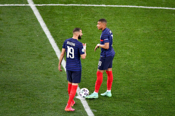 Karim Benzema et Kylian Mbappé lors du 8e de finale de l'Euro 2020 opposant la France à la Suisse au stade Arena Nationala. Bucarest, le 28 juin 2021. © Anthony Bibard / FEP/Panoramic / Bestimage
