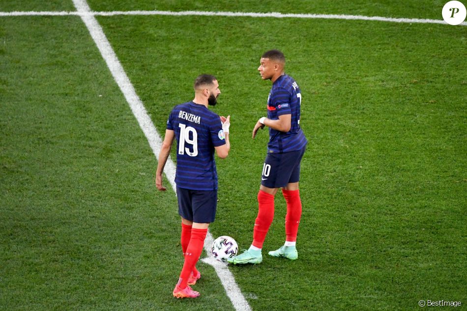 Karim Benzema et Kylian Mbappé lors du 8e de finale de l'Euro 2020 opposant la France à la Suisse au stade Arena Nationala. Bucarest, le 28 juin 2021. © Anthony Bibard / FEP/Panoramic / Bestimage