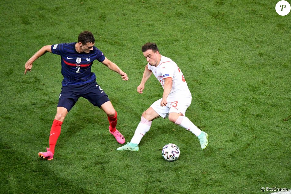 Benjamin Pavard et Xherdan Shaqiri lors du 8e de finale de l'Euro 2020 opposant la France à la Suisse au stade Arena Nationala. Bucarest, le 28 juin 2021. © Anthony Bibard / FEP/Panoramic / Bestimage