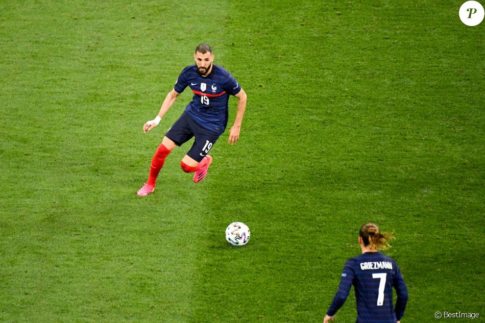 Karim Benzema et Antoine Griezmann lors du 8e de finale de l'Euro 2020 opposant la France à la Suisse au stade Arena Nationala. Bucarest, le 28 juin 2021. © Anthony Bibard / FEP/Panoramic / Bestimage