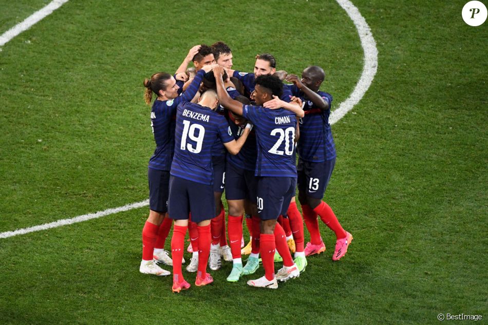 L'équipe de France après le but de Paul Pogba lors du 8e de finale de l'Euro 2020 opposant la France à la Suisse au stade Arena Nationala. Bucarest, le 28 juin 2021. © Anthony Bibard / FEP/Panoramic / Bestimage