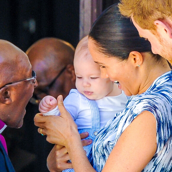 Le prince Harry et Meghan Markle présentent leur fils Archie à Desmond Tutu à Cape Town, Afrique du Sud le 25 septembre 2019.