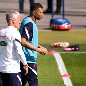 Didier Deschamps et Kylian Mbappé - Entraînement de l'équipe de France de football à Clairefontaine, le 30 mai 2021. © Anthony Bibard / FEP / Panoramic / Bestimage