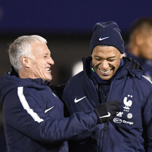 Didier Deschamps, Kylian Mbappé - Entraînement de l'équipe de France avant les qualifications pour l'Euro 2020 à Clairefontaine, le 11 novembre 2019. © Anthony Bibard / Panoramic / Bestimage