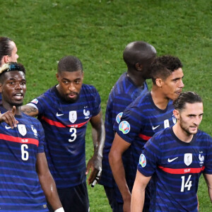 Paul Pogba, Presnel Kimpembe, Raphaël Varane, Adrien Rabiot - Match de football de l'Euro 2020 : La France s'incline devant la Suisse après les tirs au but au stade Arena Nationala à Bucarest le 28 juin 2021. © Anthony Bibard / FEP/Panoramic / Bestimage