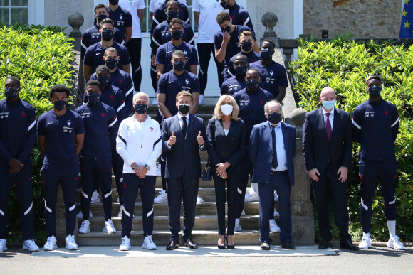 A quelques jours du coup d'envoi du championnat d'Europe de football, le président de la République française, Emmanuel Macron, et sa femme la Première Dame Brigitte Macron rencontrent les joueurs de l'équipe de France à Clairefontaine-en-Yvelines, France, le 10 juin 2021. Noël Le Graet, président de la Fédération Française de Football, Gianni Infantino, président de la FIFA, le sélectionneur Didier Deschamps, les membres de son staff ainsi que les joueurs: Gardiens: Hugo Lloris (Tottenham), Steve Mandanda (Olympique de Marseille), Mike Maignan (LOSC). Défenseurs : Raphaël Varane (Real Madrid), Clément Lenglet (FC Barcelone), Presnel Kimpembe (Paris SG), Jules Koundé (Séville), Kurt Zouma (Chelsea), Lucas Digne (Everton), Lucas Hernandez (Bayern Munich), Benjamin Pavard (Bayern Munich), Léo Dubois (OL). Milieux: N'Golo Kanté (Chelsea), Paul Pogba (Manchester United), Thomas Lemar (Atlético de Madrid), Corentin Tolisso (Bayern Munich), Adrien Rabiot (Juventus), Moussa Sissoko (Tottenham). Attaquants: Karim Benzema (Real Madrid), Kylian Mbappé (Paris SG), Antoine Griezmann (FC Barcelone), Olivier Giroud (Chelsea), Kingsley Coman (Bayern Munich), Ousmane Dembélé (FC Barcelone), Marcus Thuram (Borussia Mönchengladbach), Wissam Ben Yedder (AS Monaco). © Jean-Emmanuel Etty/Pool/Bestimage