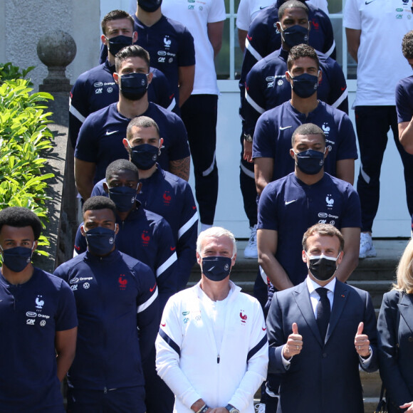 A quelques jours du coup d'envoi du championnat d'Europe de football, le président de la République française, Emmanuel Macron, et sa femme la Première Dame Brigitte Macron rencontrent les joueurs de l'équipe de France à Clairefontaine-en-Yvelines, France, le 10 juin 2021. Noël Le Graet, président de la Fédération Française de Football, Gianni Infantino, président de la FIFA, le sélectionneur Didier Deschamps, les membres de son staff ainsi que les joueurs: Gardiens: Hugo Lloris (Tottenham), Steve Mandanda (Olympique de Marseille), Mike Maignan (LOSC). Défenseurs : Raphaël Varane (Real Madrid), Clément Lenglet (FC Barcelone), Presnel Kimpembe (Paris SG), Jules Koundé (Séville), Kurt Zouma (Chelsea), Lucas Digne (Everton), Lucas Hernandez (Bayern Munich), Benjamin Pavard (Bayern Munich), Léo Dubois (OL). Milieux: N'Golo Kanté (Chelsea), Paul Pogba (Manchester United), Thomas Lemar (Atlético de Madrid), Corentin Tolisso (Bayern Munich), Adrien Rabiot (Juventus), Moussa Sissoko (Tottenham). Attaquants: Karim Benzema (Real Madrid), Kylian Mbappé (Paris SG), Antoine Griezmann (FC Barcelone), Olivier Giroud (Chelsea), Kingsley Coman (Bayern Munich), Ousmane Dembélé (FC Barcelone), Marcus Thuram (Borussia Mönchengladbach), Wissam Ben Yedder (AS Monaco). © Jean-Emmanuel Etty/Pool/Bestimage