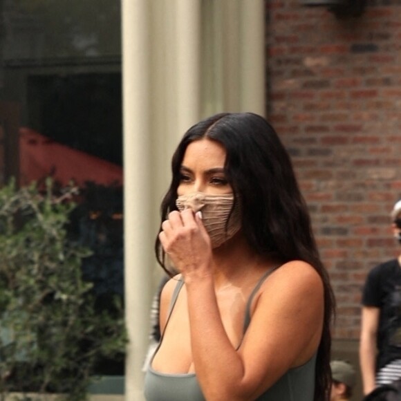 Kim Kardashian fait un passage dans sa boutique Skims au centre commercial The Grove à Los Angeles le 7 avril 2021. La star de téléréalité Kim Kardashian a fait son entrée en 2021 dans la liste annuelle des milliardaires, établie par le magazine américain Forbes.