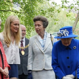 La reine Elisabeth II d'Angleterre et la princesse Anne visitent l'association "Children's Wood Project" à Glasgow, le 30 juin 2021. Cette visite s'inscrit dans le cadre de la semaine consacrée à l'Ecosse par la souveraine.