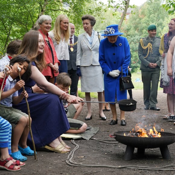 La reine Elisabeth II d'Angleterre et la princesse Anne visitent l'association "Children's Wood Project" à Glasgow, le 30 juin 2021. Cette visite s'inscrit dans le cadre de la semaine consacrée à l'Ecosse par la souveraine.