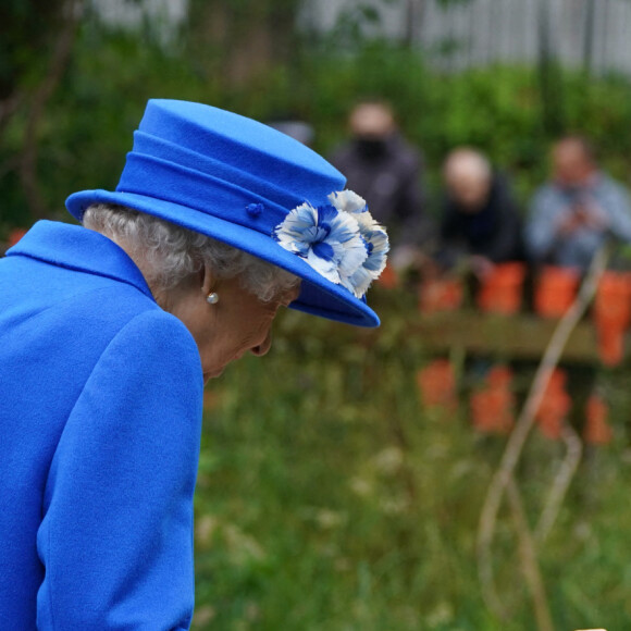 La reine Elisabeth II d'Angleterre et la princesse Anne visitent l'association "Children's Wood Project" à Glasgow, le 30 juin 2021. Cette visite s'inscrit dans le cadre de la semaine consacrée à l'Ecosse par la souveraine.