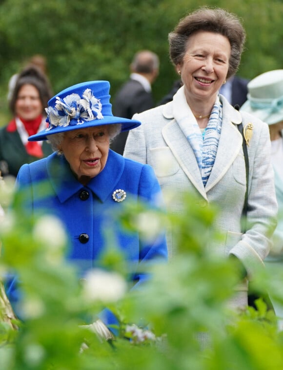 La reine Elisabeth II d'Angleterre et la princesse Anne visitent l'association "Children's Wood Project" à Glasgow, le 30 juin 2021. Cette visite s'inscrit dans le cadre de la semaine consacrée à l'Ecosse par la souveraine.