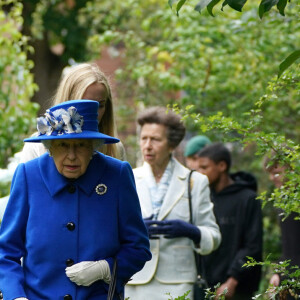 La reine Elisabeth II d'Angleterre et la princesse Anne visitent l'association "Children's Wood Project" à Glasgow, le 30 juin 2021. Cette visite s'inscrit dans le cadre de la semaine consacrée à l'Ecosse par la souveraine.