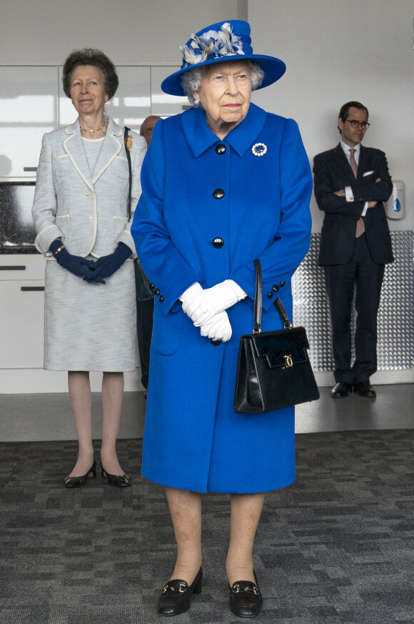 La reine Elisabeth II d'Angleterre et la princesse Anne visitent Skypark à Glasgow, le 30 juin 2021. Sur place, la souveraine et la princesse Anne ont assisté à un briefing de l'agence spatiale britannique et la production de satellites. Cette visite s'inscrit dans le cadre de la semaine annuelle consacrée à l'Ecosse par la reine Elisabeth II d'Angleterre.