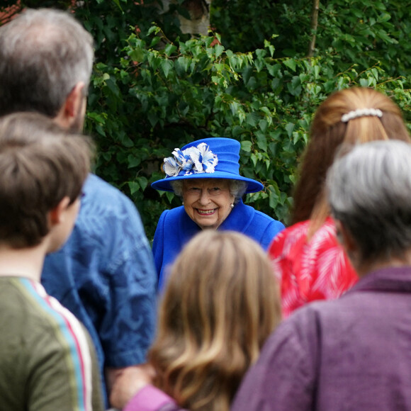 La reine Elisabeth II d'Angleterre et la princesse Anne visitent l'association "Children's Wood Project" à Glasgow, le 30 juin 2021. Cette visite s'inscrit dans le cadre de la semaine consacrée à l'Ecosse par la souveraine.