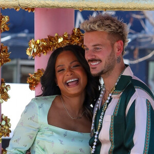 Christina Milian, enceinte, et son compagnon M Pokora (Matt) font la promotion de la marque "Beignet Box" de Christina sur un char lors d'une parade à Los Angeles le 10 avril 2021.