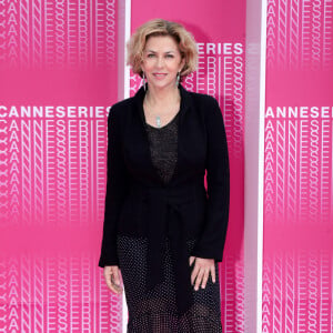 Corinne Touzet durant le "Pink Carpet" des séries "Aqui En La Tierra" et "Cacciatore The Hunter" lors du festival "Canneseries" à Cannes © Rachid Bellak/Bestimage 