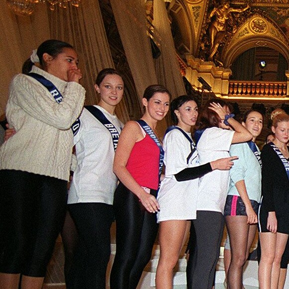 Alain Delon, Jean Tiberi à l'hôtel de ville avec les Miss France 2000 "Plan Large" - Paris