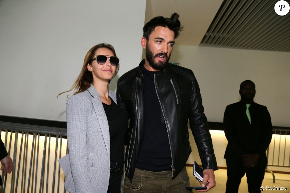 Nabilla Benattia quitte le tribunal de Nanterre avec son compagnon Thomas Vergara le 19 mai 2016. Elle est condamnée à 24 mois de prison dont 6 mois ferme pour avoir poignardé son compagnon Thomas Vergara.