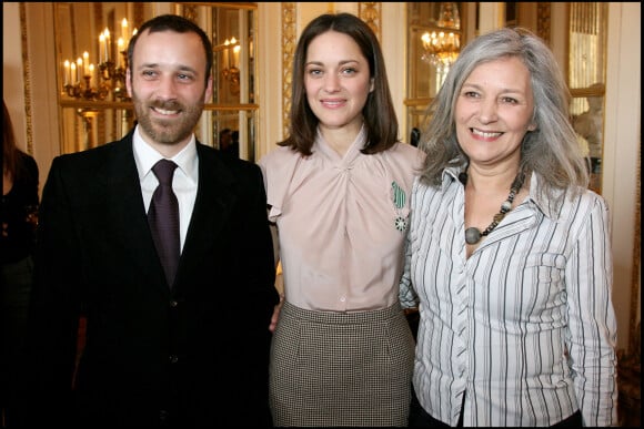 Marion Cotillard avec son frère et sa mère Niseema Theillaud - Marion Cotillard reçoit l'insigne de Chevalier des arts et des lettres.