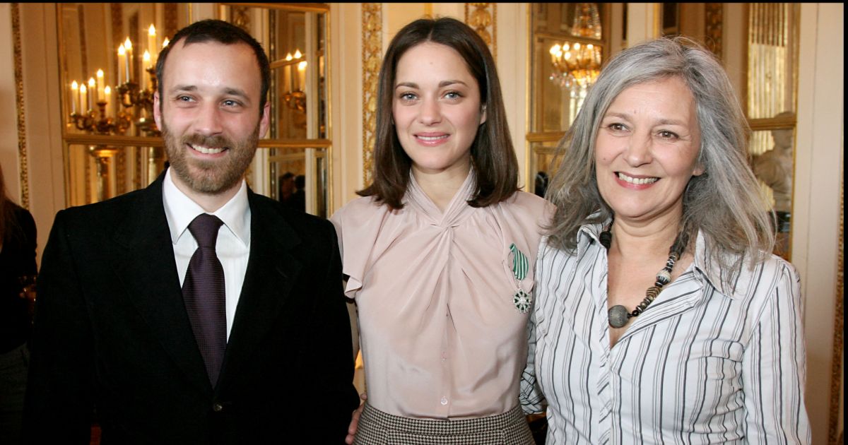 Marion Cotillard avec son frère et sa mère Niseema Theillaud Marion Cotillard reçoit l'insigne