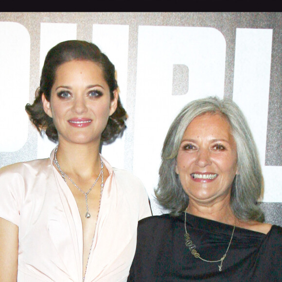 Marion Cotillard et sa mère Niseema Theillaud - Première du film "Public Enemies" à Paris.