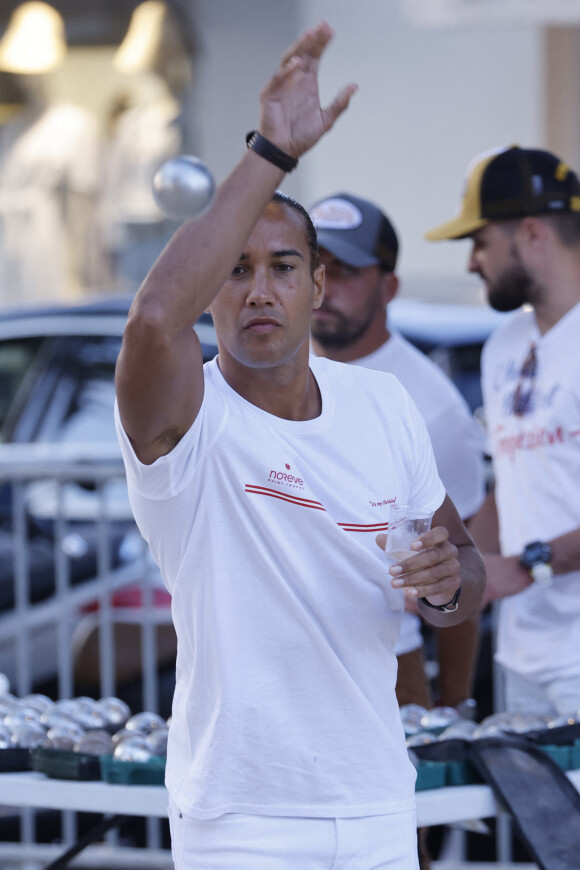 Laurent Maistret (Koh-Lanta) pendant une partie de pétanque, à Saint-Tropez, Côte d'Azur, France, le 2 juillet 2021.