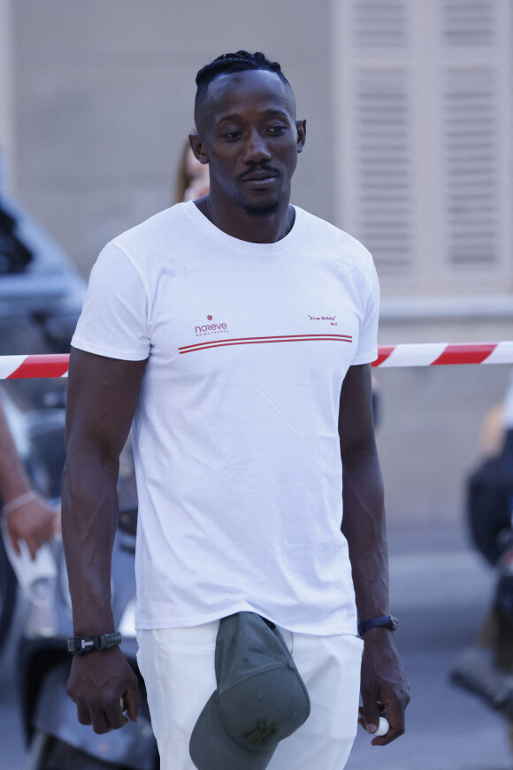 Moussa (Koh Lanta, l'île des héros) pendant une partie de pétanque à Saint-Tropez, Côte d'Azur, France, le 2 juillet 2021.