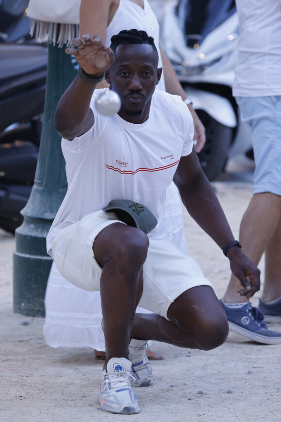 Moussa (Koh Lanta, l'île des héros) pendant une partie de pétanque à Saint-Tropez, Côte d'Azur, France, le 2 juillet 2021.