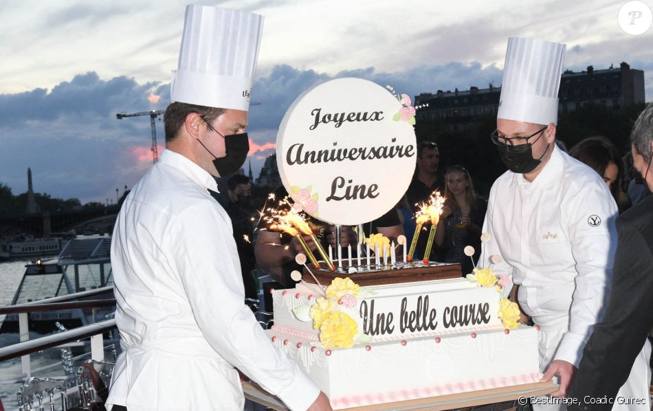 Soirée de fin de tournage du film "Une belle course" et anniversaire surprise de Line Renaud (93 ans) sur la péniche Excellence à Paris, France, le 3 juillet 2021. © Coadic Guirec/Bestimage
