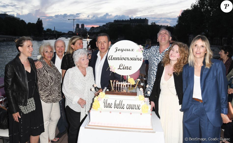 Laure Irrmann, guest, Jérôme Seydoux, sa femme Sophie Seydoux, Line Renaud, Dany Boon, Christian Carion, guest et Laurence Arné - Soirée de fin de tournage du film "Une belle course" et anniversaire surprise de Line Renaud (93 ans) sur la péniche Excellence à Paris, France, le 3 juillet 2021. © Coadic Guirec/Bestimage