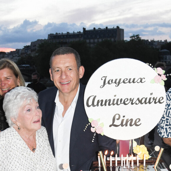 Laure Irrmann, guest, Jérôme Seydoux, sa femme Sophie Seydoux, Line Renaud, Dany Boon, Christian Carion, guest et Laurence Arné - Soirée de fin de tournage du film "Une belle course" et anniversaire surprise de Line Renaud (93 ans) sur la péniche Excellence à Paris, France, le 3 juillet 2021. © Coadic Guirec/Bestimage 